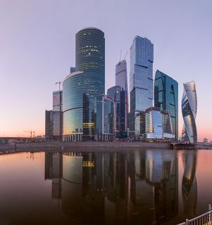 Высоченный город в сумерках