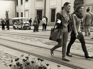 По трамвайной линии...