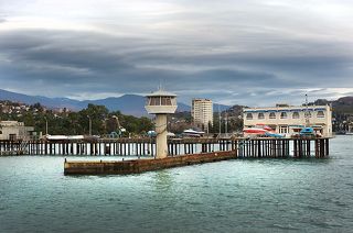 +15 градусов, народ рыбу ловит с соседнего причала.

Рискуя упасть на мокрых ступенях лесницы и разбить камеру, спускаюсь к нему.

Оно теплое и ласковое, рыбаки смотрят с недовольством. Не сезон, на улицах города не встретишь русских, и на лицах горожан нет привычных улыбок.

Два человека нам улыбались искренне - Сергей Васильевич. И случайный мальчик на улице, который зачем то попросил его сфотографировать. В разговоре с его мамой выяснилось, что они дальние родственники всеми любимого и уважаемого президента. В общем случайность, которая опять меня убедила, что теория вероятности не состоятельна...