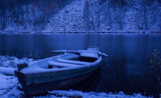 На следующий день перед рассветом, темно, снежно и сине-бело