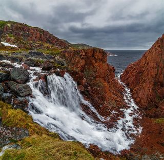 Прямо в море...