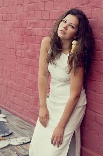 сводит с ума прохожих девушка одна