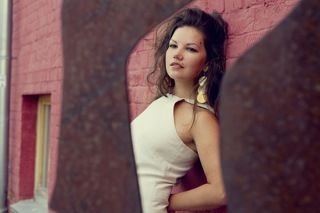 погруженная в странные мысли внутри себя...