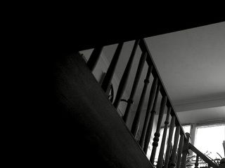 У меня есть горизонтальные перила, Вы можете за них можно держаться обеими руками и делать гимнастику,  например, приседать и вставать, стоя в первой и третьей позиции, как балерины:)...