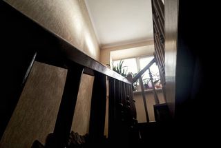 А еще, у меня есть наклонные  перила, по которым Вы можете лихо съехать вниз и потом спрыгнуть на пол...