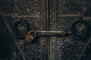 Старинные кованные врата в одной из башен псковского кремля.