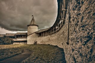 Даже если неприятелю удавалось прорваться сквозь первое кольцо каменных стен, захватить кремль все равно было почти нереально. С одной стороны защищенный рекой, с другой — рвами, Кром был практически неприступен. Особым укреплением на пути неприятеля была Довмонтова стена, или Перши (от древнерусского слова «перси», т. е. грудь) — второе кольцо каменных стен, защищавшее город с юга.