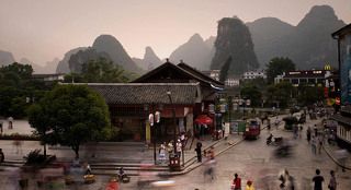 Городок Яншо, на закате, за час до шоу...