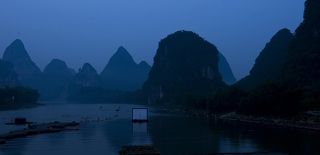 Естественные декорации, на реке Ли, за 10 минут до шоу...