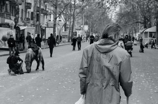 не слышу

надпись на спине: Хочу кушать! Слышишь? 
Николаев (Украина)