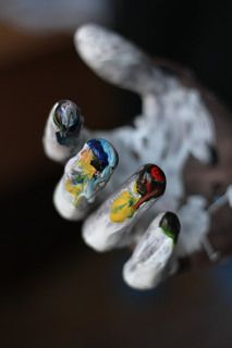 рисуй как Поллок

(парень впервые попробовал рисовать руками в стиле Джексона Поллока. Одесса, Украина)