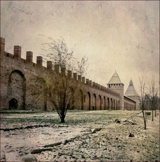 Смоленская крепостная стена. 
Оборонное сооружение, выстроенное в 1595—1602 годах в годы правления царей Федора Иоанновича и Бориса Годунова. Памятник архитектуры. Архитектор — Фёдор Конь. Протяженность стен — 6,5 км (сохранилось меньше половины стен и башен). Имела огромное оборонное значение в Российском государстве.