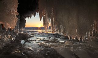 Солнце ещё глубже опустилось в дымку, свет стал совсем тусклым, пришлось немного подсветить грот изнутри.