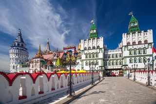 Культурный комплекс «Кремль в Измайлово» основан Александром Федоровичем Ушаковым и Мариной Викторовной Алексеевой в 2003 году. Идея создания центра русской культуры пришла Александру Федоровичу буквально во сне, когда ему, потомку знаменитого иконописца Симона Ушакова, стал видеться нынешний Кремль с его башнями, шумной площадью и прудом, окруженным детворой.
Главный вход в кремль