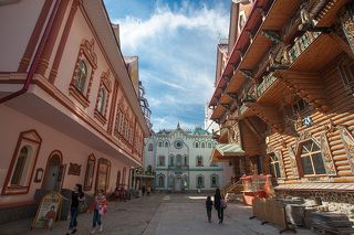 Миссией культурного комплекса «Кремль в Измайлово» является возрождение русских семейных традиций. С этой целью по инициативе Марины Викторовны Алексеевой в Измайловском Кремле размещён Дворец бракосочетания; для детей и взрослых открыты ремесленные мастерские и лицей, музеи. Залы для семейных торжеств, украшенные ручной росписью, знакомят гостей с сюжетами русских былин и сказаний, погружают в атмосферу волшебства.