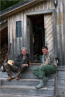 А вот и наши герои - Сергей Иванов и Николай Зиновьев на пороге своего штаба. По всему видать, совещаются, как бы половчее новых медвежьих шедевров наваять.
