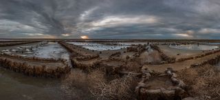 Остатки старой грязелечебницы на озере, где любили отдыхать августейшие особы.