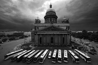 Во время съемки свадьбы, в отеле напротив, оглянулся на Исаакий, и заметил как интересно выстроились вряд автобусы. Будто огромные клавиши рояля. Перевод изображения в черно-белый усилил этот эффект.