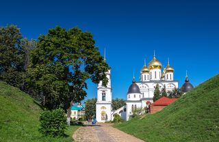 Вход через крепостной вал в Дмитровский Кремль