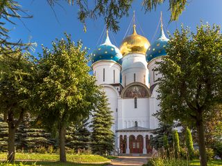 Среди деревьев в Троице - Сергиевской Лавре