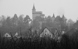 Замок в д.Грязь в осенний снегопад