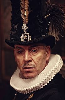 Стоит не полениться и подойти, во время проходящего ежегодно Венецианского Маскарада, к знаменитому Кафе Флориан, на Сан-Марко, место излюбленных вечерних посиделок «Исторических Костюмов» и вы просто будете очарованы представшими перед вами образами!