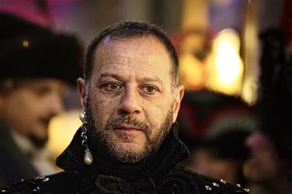 Какбэ вся венецианская аристократия, в карнавальных костюмах стекается сюда. Перед окнами давка. Толпа смеющихся и обсуждающих наряды зевак. Много фотографов. Снимать очень сложно, стекла бликуют, о штативе, из-за давки, вообще речи нет…ну а внутрь попасть вообще не реально)