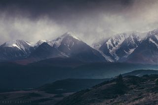 Алтай, это не просто земля обитания коренных и очень древних, когда-то очень прочно осевших, кочевых племен, но и еще места, в которых свято почитают духов и все что с ними связано. 
Несомненно, таинственность этих мест подчеркивается не столько удаленностью от больших городов и поселений, сколько наличием большого количества древних курганов, заповедных зон и конечно Северо-Чуйского хребта, то скрывающегося вдали под властью непогоды и тумана, то открывающего свои белоснежные и крутые пики.