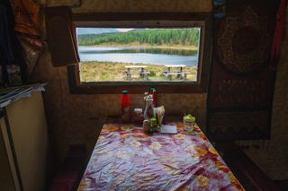 На Улаганском перевале в юрте вот такой телевизор с видом, который не у всякого городского жителя есть дома.