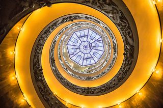 Лестница Момо в Ватикане (вид снизу). Из серии \