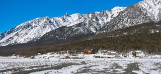 Посёлок в бухте Заворотной и склоны Байкальского хребта над ним.