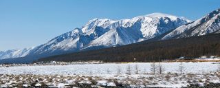 Покрытая льдом южная часть бухты Заворотной и гора Елбырь.