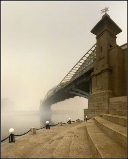 1:20 p.m. Высокая задымленность и отличная тональная перспектива. Дышать, правда, тяжеловато и раздражение слизистой глаз практически сразу по выходе на улицу