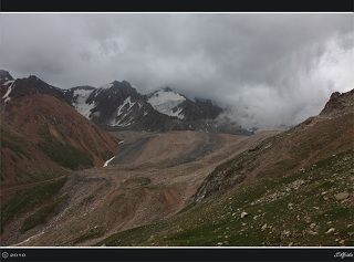 Вдоль реки Малая Алматинка тянется красивейшее ущелье - Туюксу. Если идти вверх по основной дороге, то можно выйти на плотину Мынжылки. Очень много альпинистских маршрутов разной категории сложности расположены вдоль ущелья. Здесь тренируются знаменитые и не очень альпинисты Казахстана.