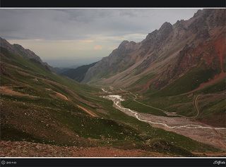 Когда вечером по ней спускаешься с горы, смог из города медленно поднимается вверх... Контраст чистоты воздуха ощутим сразу