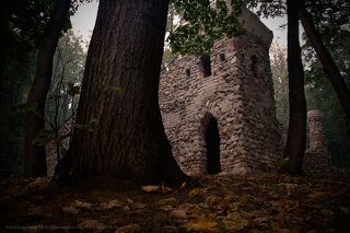 Каждое полнолуние здесь, в окошке можно увидеть лик женщины. И кто посмотрит на неё, больше никогда не бывает счастливым.....