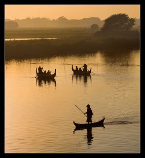 вечером рыбаки из близлежащих сел катают на лодках не многочисленных туристов.