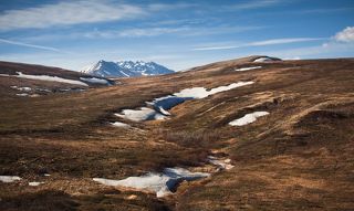 3. Лето в тундре короткое, холодное, с частыми заморозками и большим количеством облачных дней. Зима длится очень долго, лютые морозы сковывают землю на протяжении 7—8 месяцев