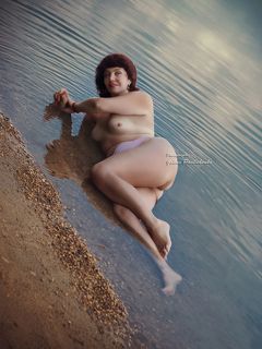 Дрожат от восторга мои всё ресницы,
Как Вы возлежите здесь с грацией львицы.
Как будто Вы вовсе не в водах Кубани,
А в море подушек на мягком диване.

О такой красоте и шикарнейшей позе
Даже мыслить могу лишь в стихах, а не в прозе!)