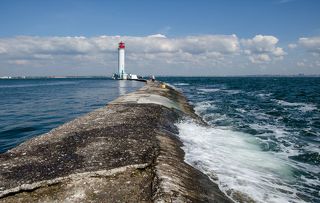 Одесса, мол, маяк.
Воронцовский маяк — морская визитная карточка Одессы, первое одесское сооружение, что видят прибывающие в порт на судах гости города и возвращающиеся к родным пенатам одесситы.