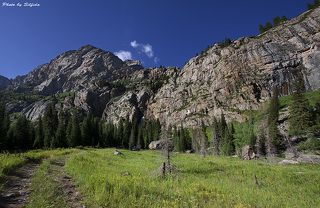 В начале ущелье зажато массивными вертикальными скалами. И это заставляет и без того бурную и полноводную реку Кора устремляться вниз по течению с еще большим неистовством. Дорога, петляющая вдоль реки, под силу только хорошим внедорожникам и доставляет немало эмоций всем, кто решится отправиться по ней в путь до водопада Бурхан-Булак. На «паркетном джипе» даже и не пытайтесь покорить здешние дороги, останетесь без колес.