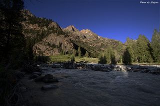 Дорога к водопаду пролегает через густые хвойные и пихтовые леса и что характерно для этих мест так это множество березовых рощ. А разнотравье настолько обильно и красочно, что так и хочется выйти из машины и улечься на этом цветочном ковре. Подобное разнотравье с давних пор облюбовали пасечники, которые очень любят туристов.