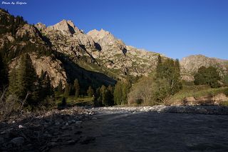 Закрытость этой местности как погранзоны на протяжении десятилетий позволило сохранить обитающих здесь зверей: бурого медведя, марала, горного козла, не говоря о волке, лисице и зайце, чьи мордашки довольно часто встречаются путешественникам. Что еще сразу заметно, так это полное отсутствие «туристического мусора» ни одного фантика или пластиковой бутылки вокруг. Никаких надписей на камнях. Первозданная красота, не загаженная туристами.