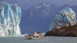 Катер попал в кадр, между разломом ледника, прорыв, которого произошел месяц назад.