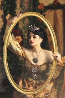 Екатерина Королева
Фото Татьяна Семёнова http://vk.com/club28986204 
Декор, антураж, создание образа Евгения Чобанян https://vk.com/club38764139 
Визаж, прическа Анастасия Хотимко http://vk.com/nastassiahotimko