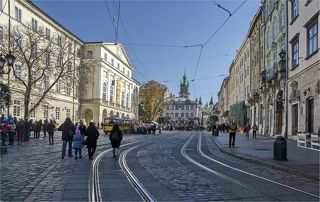 Согласно одной из наиболее распространённых версий, город Львов был назван князем Даниилом Галицким в честь его сына Льва.
 На протяжении всей своей истории Львов никогда не переименовывался. На языках народов, оставивших заметный культурный след в городе, Львов звучит так: на украинском — Львів (Львив), на польском — Lwów (Львув), на русском — Львов (Львов), немецком — Lemberg (Лемберг), на идиш — לעמבערג (Лемберг), на армянском — Լվով (Львов), на крымскотатарском — İlbav (Ільбав). Применительно ко Львову можно услышать разнообразные эпитеты, самыми известными из которых являются: «Город Льва» или «Город львов», «Королевский город», «Жемчужина короны Европы», «Город-музей», «столица Галичины», «маленький Париж», «маленькая Вена», «украинский Пьемонт», «Бандерштадт», «культурная столица Украины» и другие.