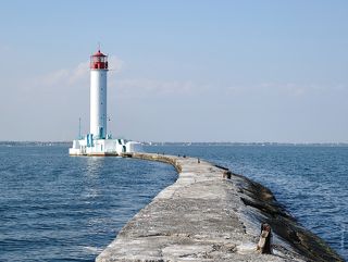 Этой дорогой 56 лет ходил на работу маячник Иван Тимофеевич, пока в 2010 году не установили дистанционное управление маяком.