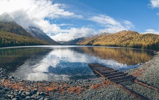 Мост.
Нижнее мультинское озеро, Алтай, октябрь 2016 г.