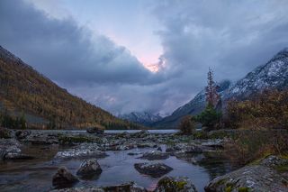 Возвышаясь над шумами.
Вид на среднее мультинское озеро, Алтай, октябрь 2016 г.