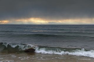 Неспокойное. В поездку по Северном Байкалу собралась спонтанно, красивая классическая осень ушла, в соседних областях горели леса... Но тем менее она запомнилась какой-то своей суровостью и стихийностью, волнующимися тоннами водяной \